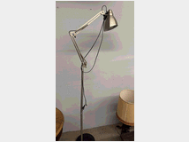 lampada-regolabile-stile-industriale-moderna 